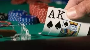 独家扑克大师是一款以扑克为主题的卡牌游戏